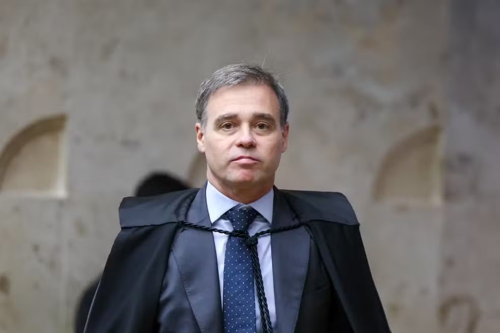 ministro do Supremo Tribunal Federal (STF) André Mendonça. sério, olhando pra frente