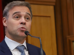 O ministro do Supremo Tribunal Federal (STF) André Mendonça falando com expressão de espanto