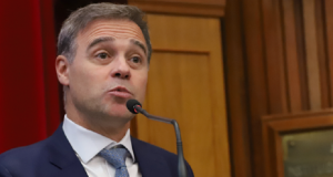 O ministro do Supremo Tribunal Federal (STF) André Mendonça falando com expressão de espanto