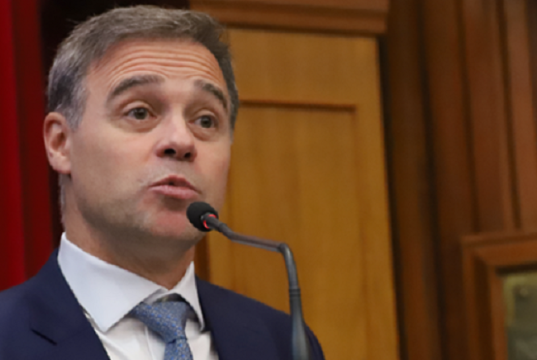 O ministro do Supremo Tribunal Federal (STF) André Mendonça falando com expressão de espanto