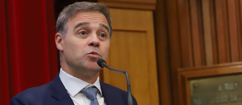 O ministro do Supremo Tribunal Federal (STF) André Mendonça falando com expressão de espanto