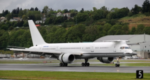 avião militar dos Estados Unidos em solo