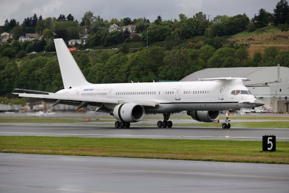 avião militar dos Estados Unidos em solo