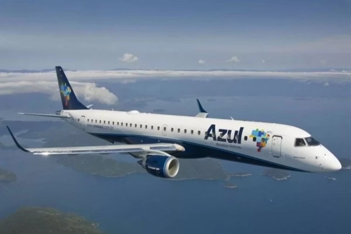avião companhia aérea Azul voando