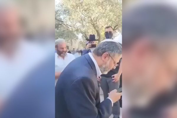 Ministro de Israel gera crise ao orar em templo islâmico para humilhar palestinos