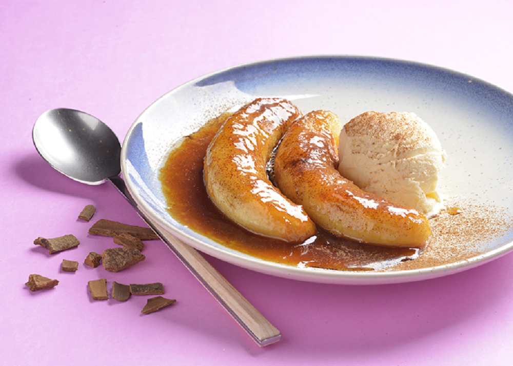 Banana caramelizada com canela
