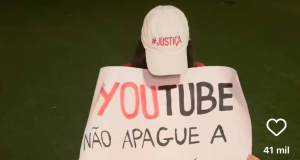 Isabel Peres com boné e faixa pedindo Justiça