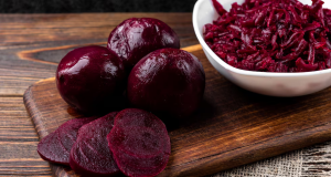 Beterraba inteira, cortada e ralada em tábua e pote