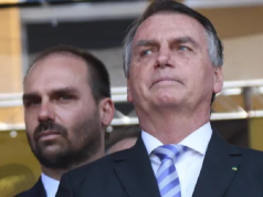 O ex-presidente Jair Bolsonaro (PL) e o deputado licenciado Eduardo Bolsonaro (PL) sérios