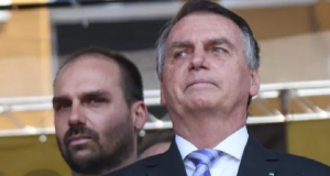 O ex-presidente Jair Bolsonaro (PL) e o deputado licenciado Eduardo Bolsonaro (PL) sérios