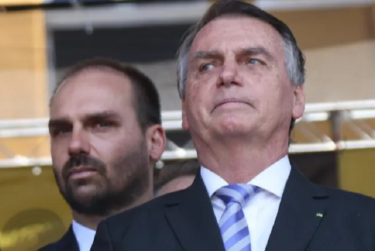 O ex-presidente Jair Bolsonaro (PL) e o deputado licenciado Eduardo Bolsonaro (PL) sérios
