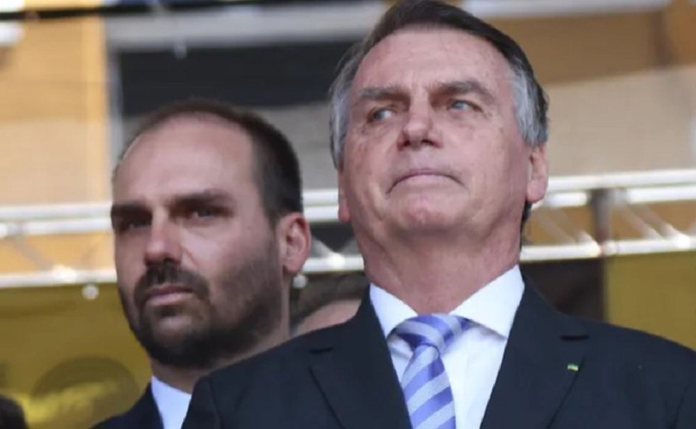 O ex-presidente Jair Bolsonaro (PL) e o deputado licenciado Eduardo Bolsonaro (PL) sérios