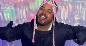 Hytalo Santos sorrindo e mostrando a língua, com os braços abertos
