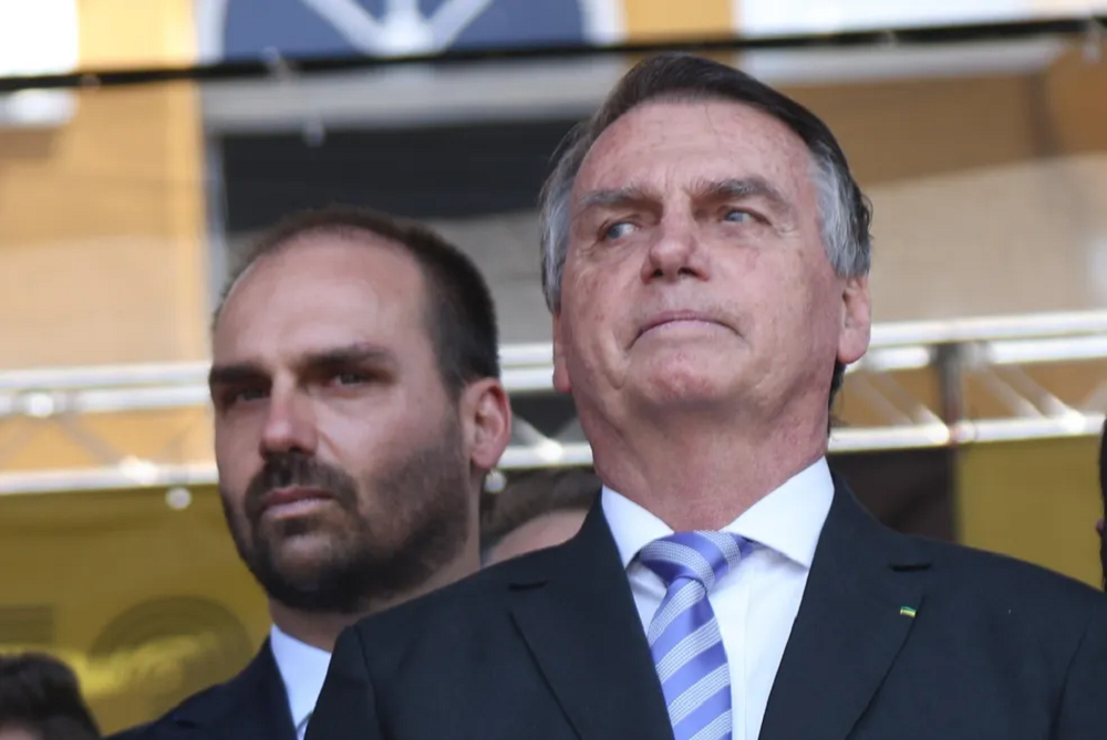 Jair Bolsonaro e Eduardo Bolsonaro sérios