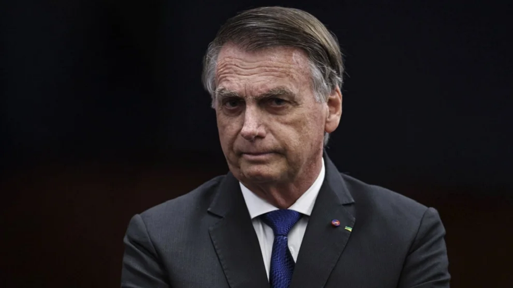 Jair Bolsonaro (PL) olhando pra frente com expressão séria