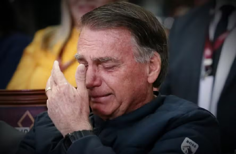 Jair Bolsonaro chorando com mão no rosto