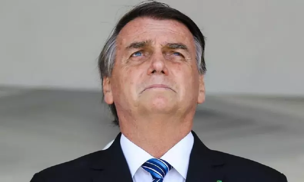 ex-presidente Jair Bolsonaro em close, sério, olhando levemente para cima com expressão de preocupação