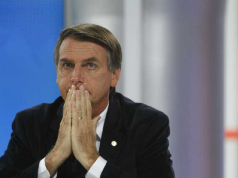 Jair Bolsonaro (PL) com as mãos no rosto e expressão de preocupação
