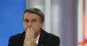 Jair Bolsonaro (PL) com as mãos no rosto e expressão de preocupação