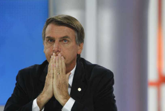 Jair Bolsonaro (PL) com as mãos no rosto e expressão de preocupação
