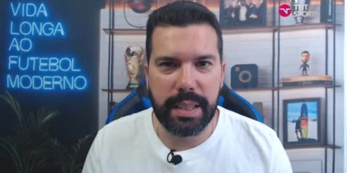 Bruno Formiga de camiseta branca falando para a câmera