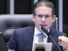 presidente da Casa, Hugo Motta (Republicanos-PB), falando e apontando pra frente, sério