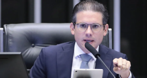 presidente da Casa, Hugo Motta (Republicanos-PB), falando e apontando pra frente, sério