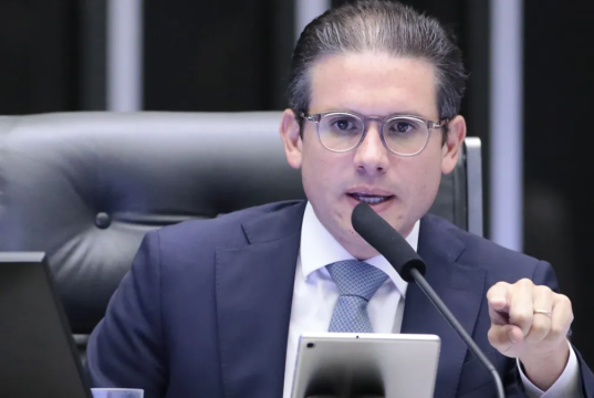 presidente da Casa, Hugo Motta (Republicanos-PB), falando e apontando pra frente, sério