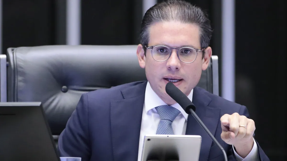 presidente da Casa, Hugo Motta (Republicanos-PB), falando e apontando pra frente, sério