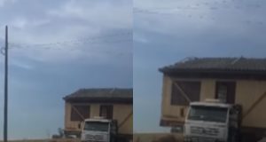 Caminhão transportando casa de madeira, montagem de duas fotos