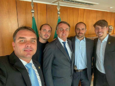 Jair Bolsonaro (PL) com os quatro filhos homens