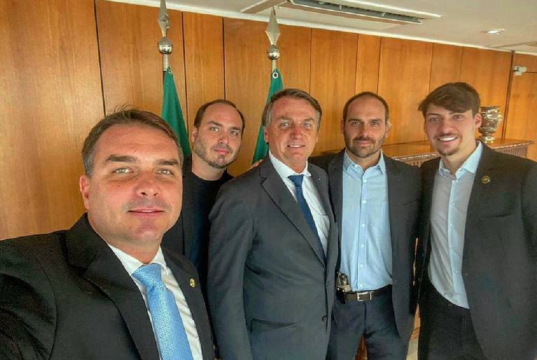 Jair Bolsonaro (PL) com os quatro filhos homens