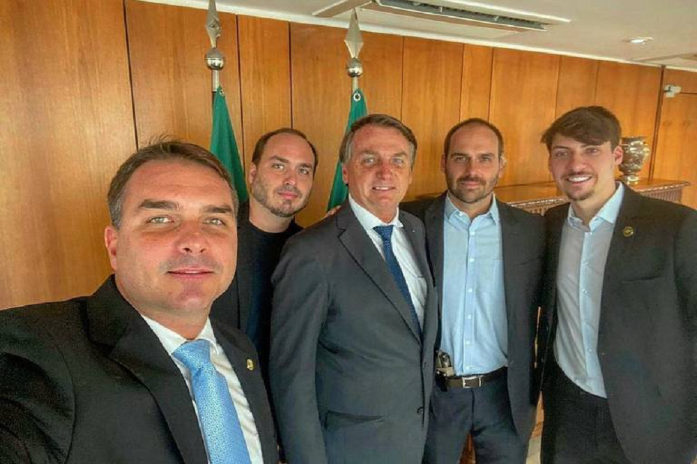 Jair Bolsonaro (PL) com os quatro filhos homens