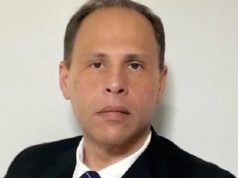 ex-assessor do Tribunal Superior Eleitoral (TSE), Eduardo Tagliaferro, com expressão assustada, olhando pra câmera, em close
