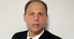 ex-assessor do Tribunal Superior Eleitoral (TSE), Eduardo Tagliaferro, com expressão assustada, olhando pra câmera, em close