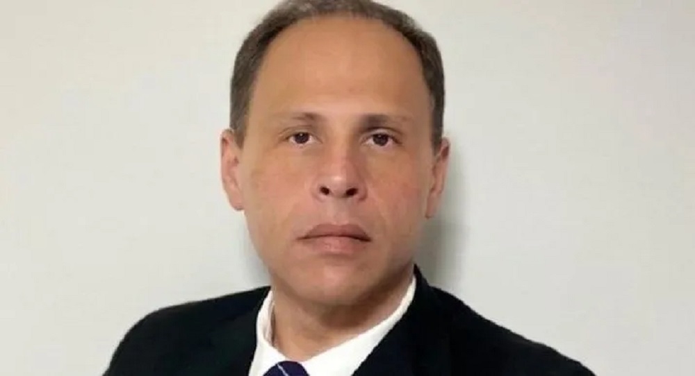 ex-assessor do Tribunal Superior Eleitoral (TSE), Eduardo Tagliaferro, com expressão assustada, olhando pra câmera, em close