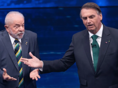 Lula (PT) e Jair Bolsonaro (PL) em debate da Band, em 2022, sérios
