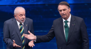 Lula (PT) e Jair Bolsonaro (PL) em debate da Band, em 2022, sérios