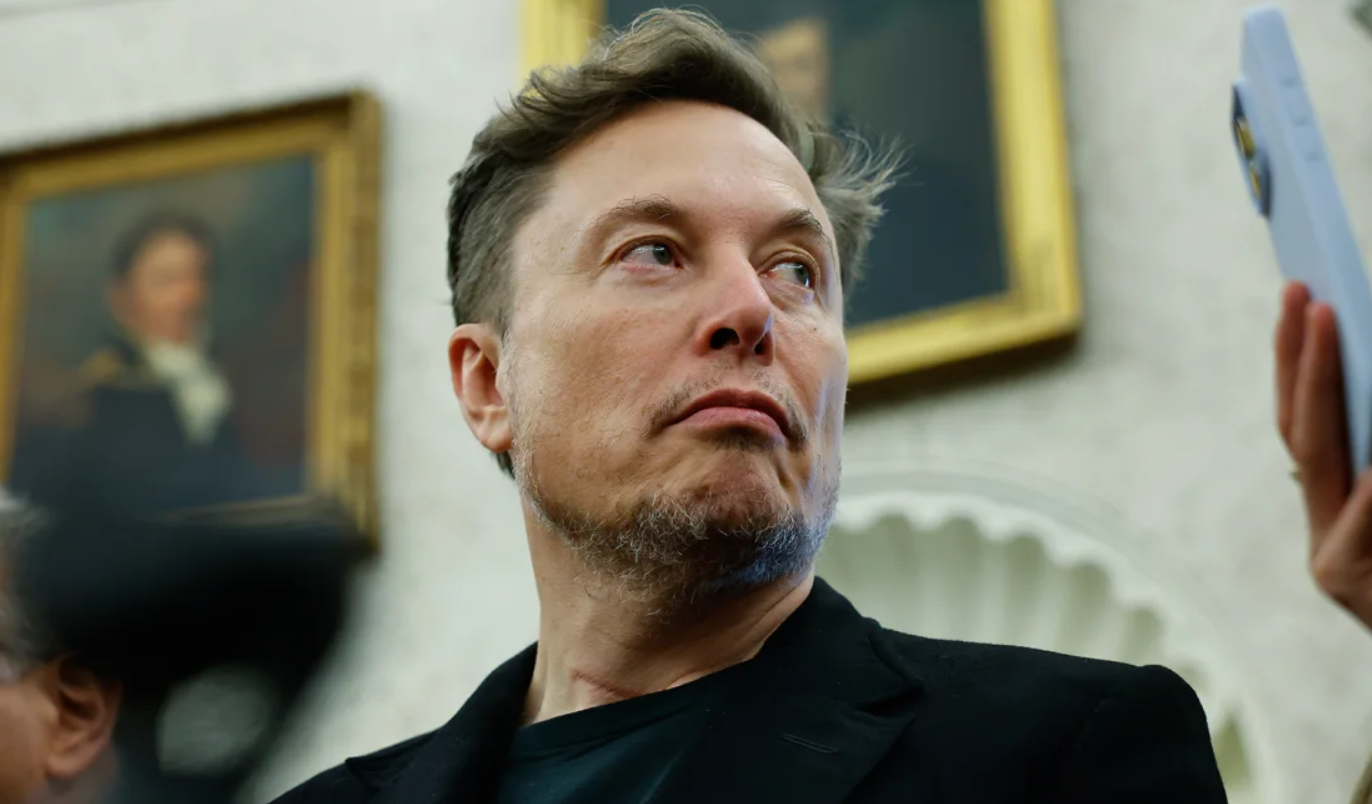 Imagem ilustrativa de Elon Musk processa Apple e OpenAI por favorecimento ao ChatGPT e concorrência desleal em IA