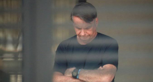 ex-presidente Jair Bolsonaro (PL) de camiseta preta, cabisbaixo, com os braços cruzados