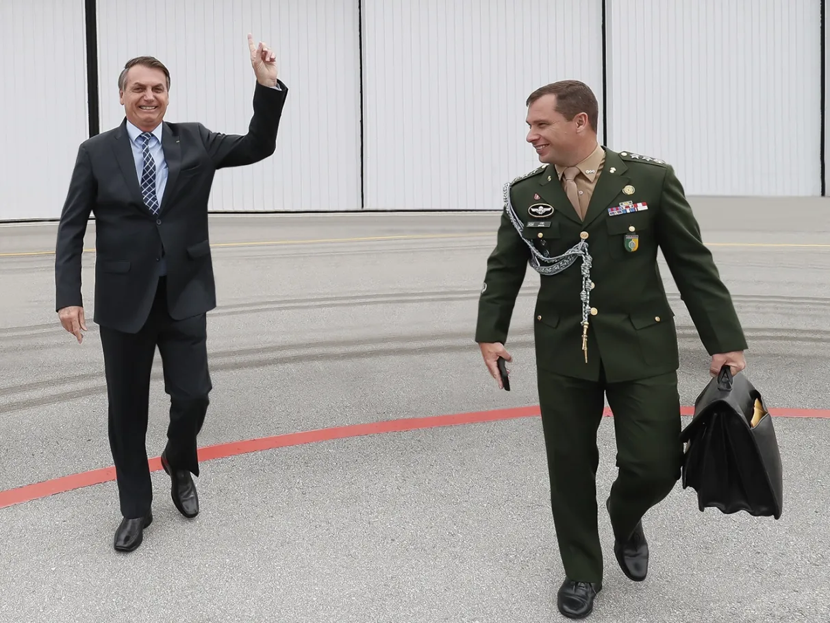 Jair Bolsonaro e Mauro Cid caminhando