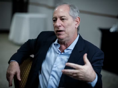ex-ministro Ciro Gomes sério, sentado, falando e gesticulando sem olhar para a câmera