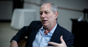 ex-ministro Ciro Gomes sério, sentado, falando e gesticulando sem olhar para a câmera
