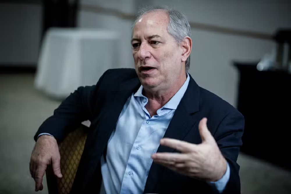 ex-ministro Ciro Gomes sério, sentado, falando e gesticulando sem olhar para a câmera