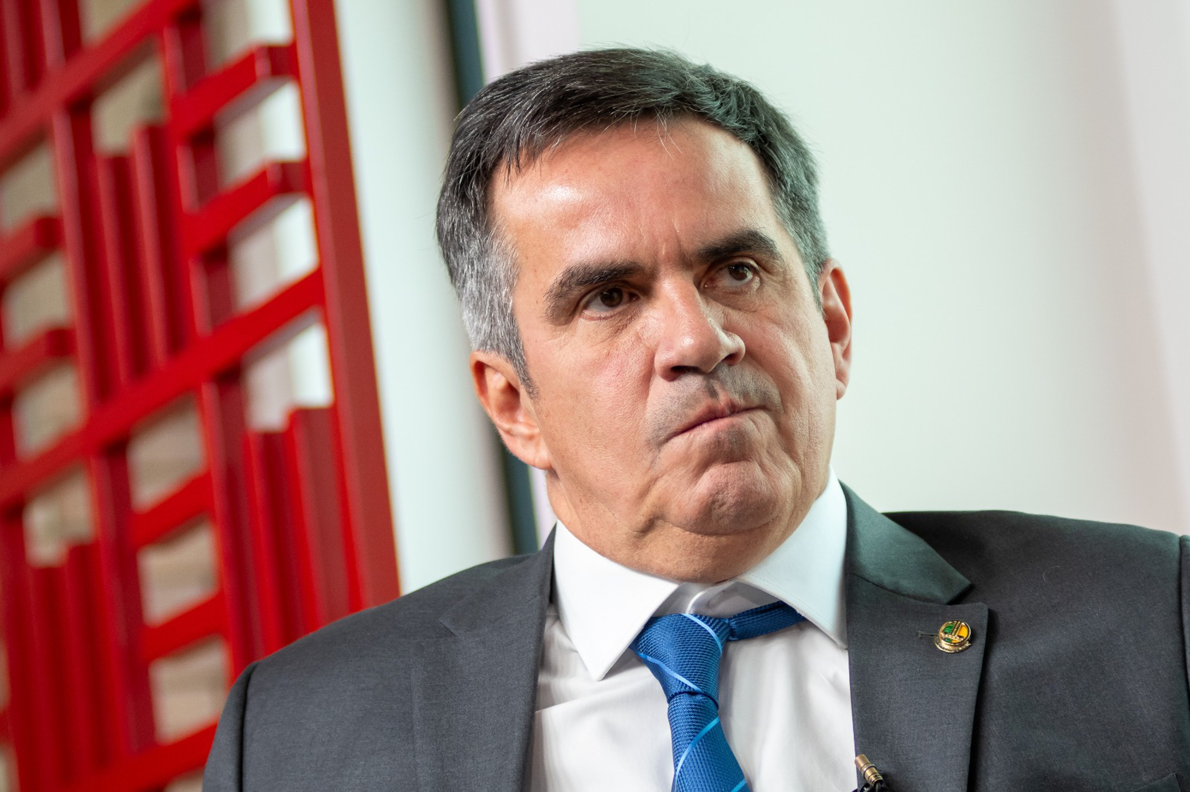senador Ciro Nogueira (PP-PI) com expressão brava levemente olhando para o lado