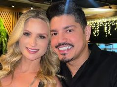 A empresária Jaqueline Maria Afonso Amaral e o sertanejo Diego posando lado a lado, sorrindo, sentados