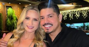 A empresária Jaqueline Maria Afonso Amaral e o sertanejo Diego posando lado a lado, sorrindo, sentados