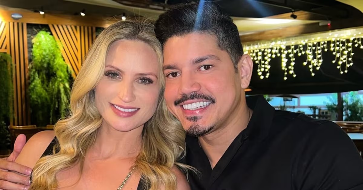 A empresária Jaqueline Maria Afonso Amaral e o sertanejo Diego posando lado a lado, sorrindo, sentados
