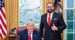 O presidente dos EUA, Donald Trump, e o conselheiro Jason Miller sorrindo para foto