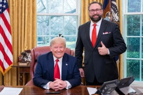 Conselheiro de Trump volta a atacar o STF e publica foto de Moraes com algemas